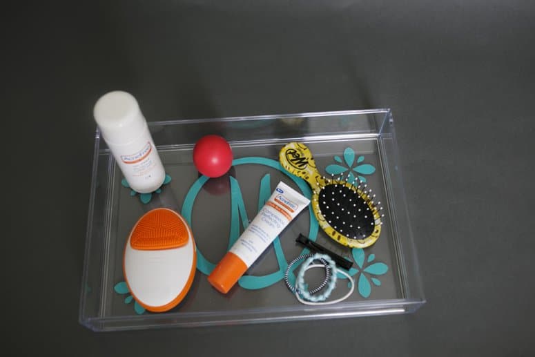 Decorate an acrylic tray to organize toiletries 