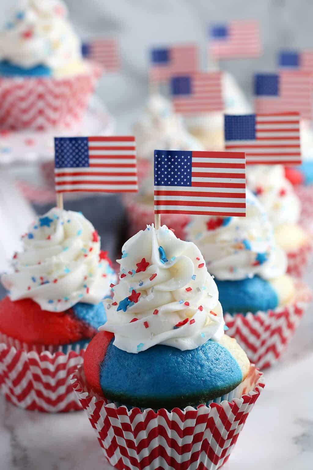 Delight Your Guests with 4th of July Cupcakes!