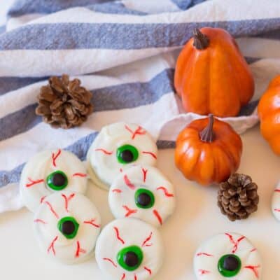 Adorable Halloween Dessert – Spooky Oreo Eyeballs