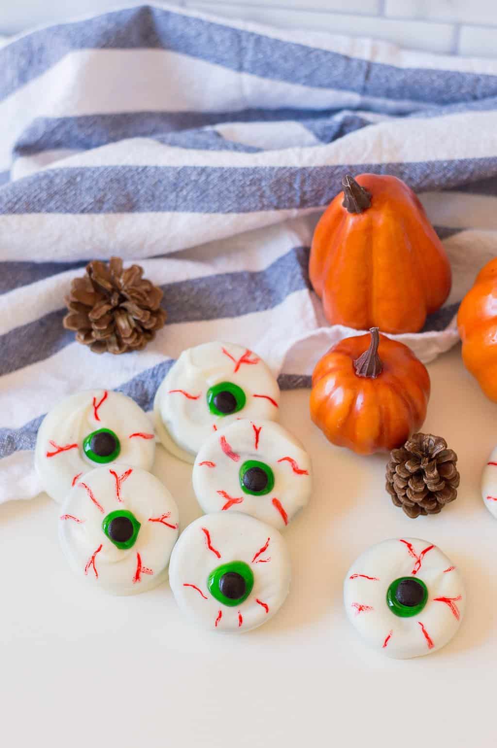Adorable Halloween Dessert – Spooky Oreo Eyeballs