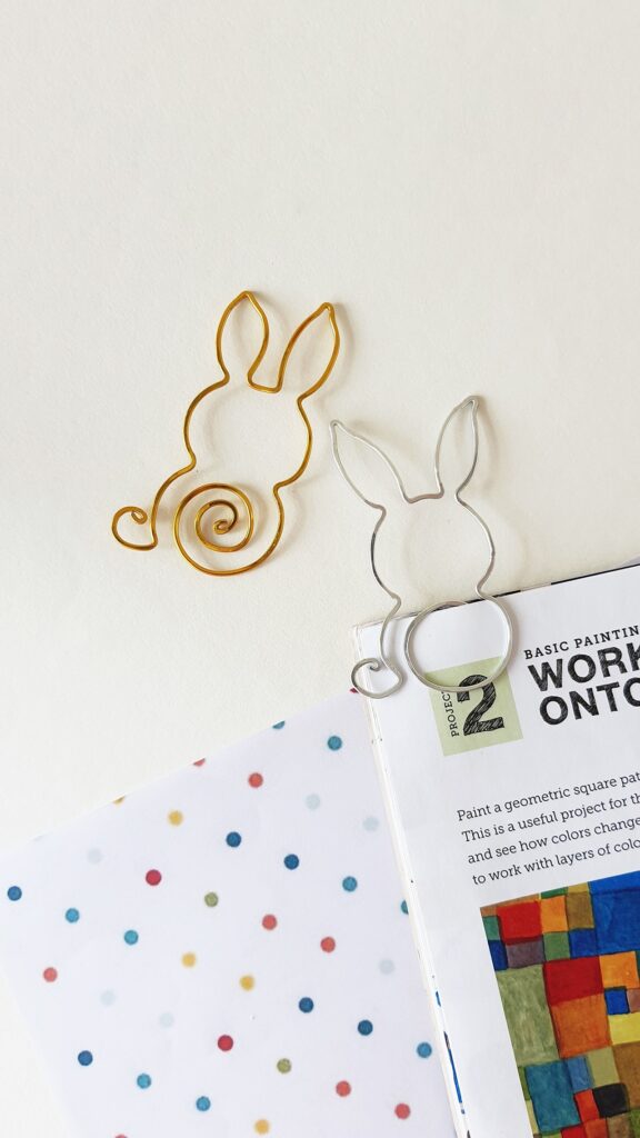 Wire bunny bookmark